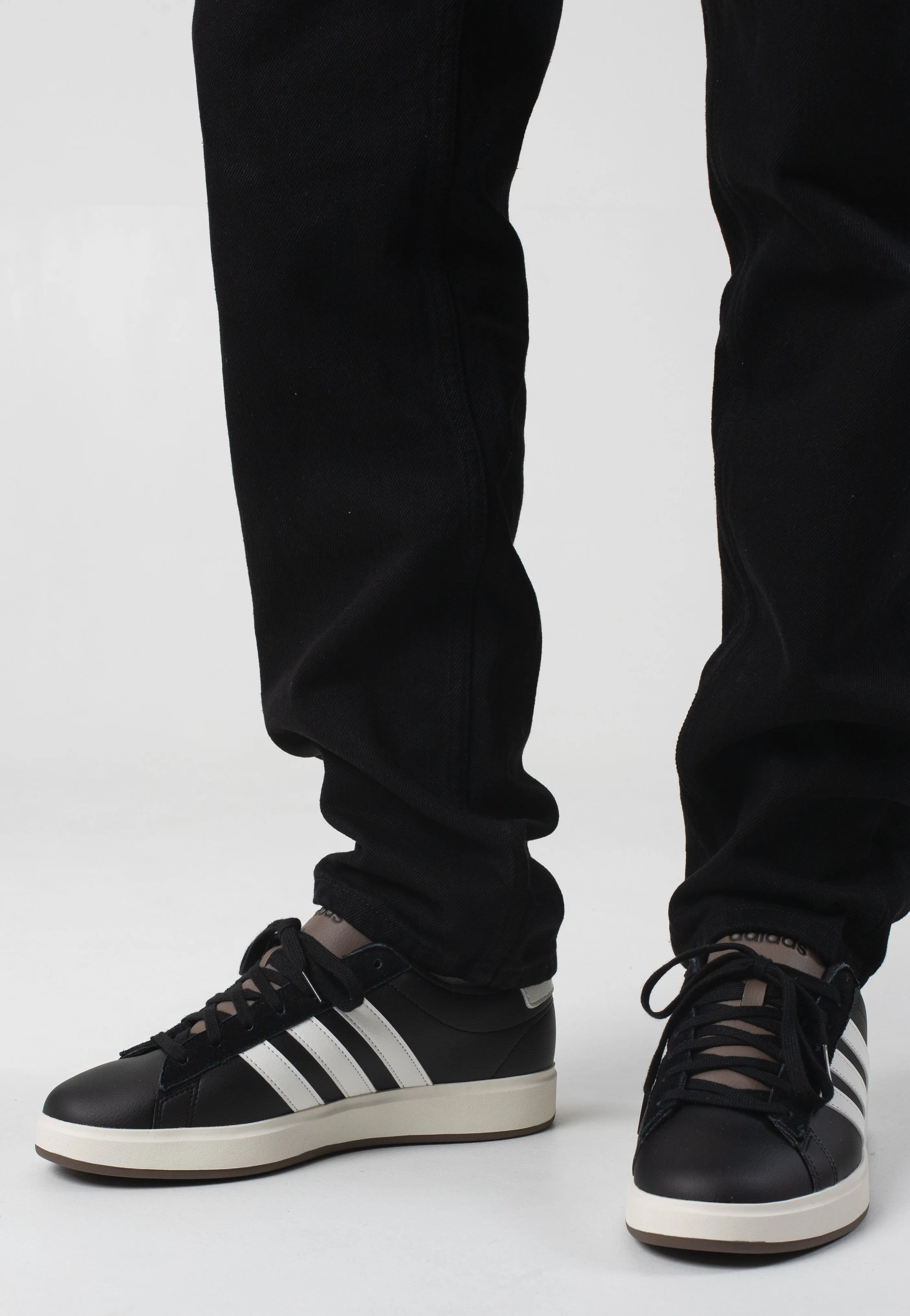 Adidas - Grand Court 2.0 Cblack/Owhite/Earstr - Shoes
