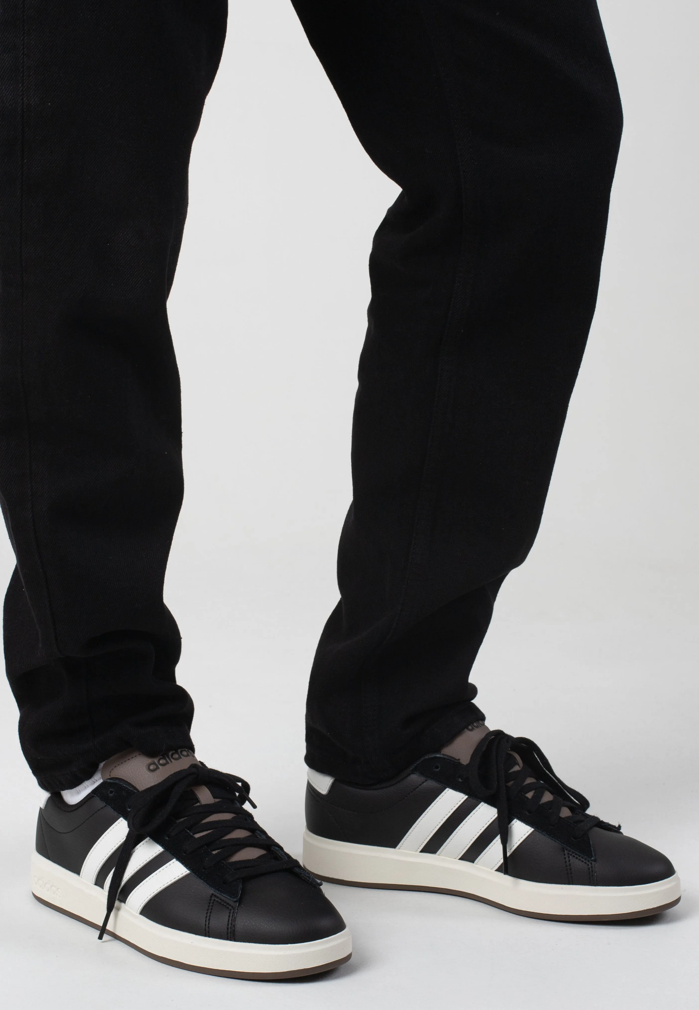 Adidas - Grand Court 2.0 Cblack/Owhite/Earstr - Shoes