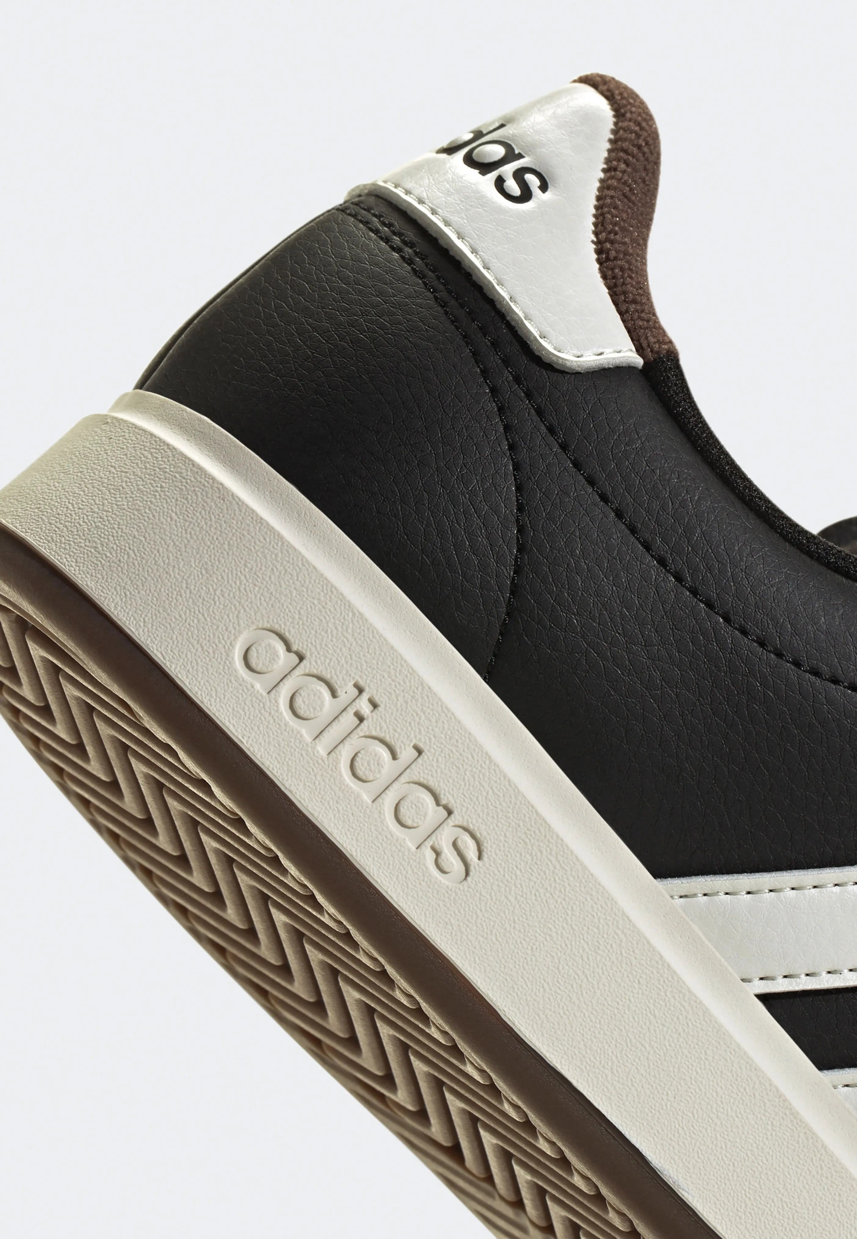 Adidas - Grand Court 2.0 Cblack/Owhite/Earstr - Shoes