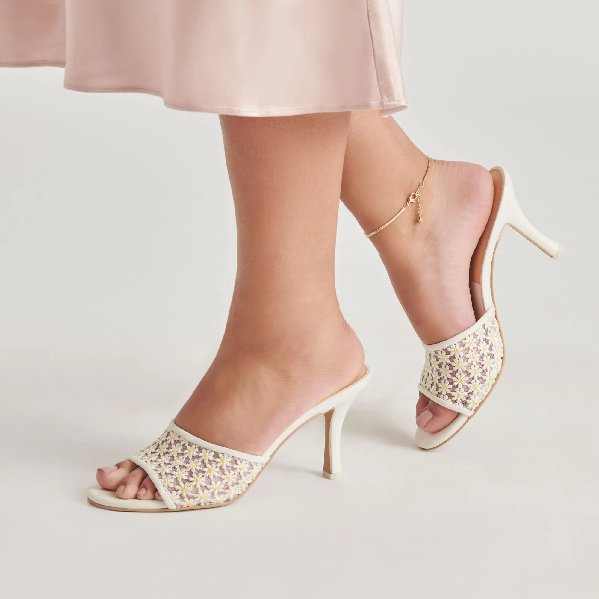 LAVENA FLORAL HEELS WHITE YELLOW FLORAL MESH Dolce Vita